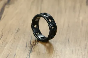Vue macro détaillée d'une bague à maillons cubains en acier inox noir style motard