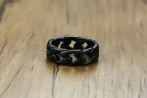 Vue rapprochée d'une bague en acier titane noir mat avec un design de chaîne cubaine