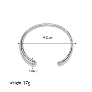 Vista dettagliata del bracciale rigido aperto in acciaio inox con dimensioni e peso