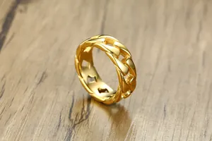 Gros plan macro d'une bague à maillons cubains en acier au titane poli doré pour homme