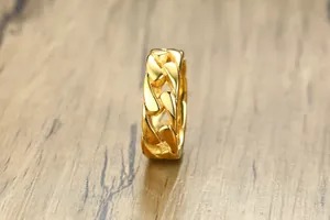 Gros plan détaillé d'une bague à maillons de chaîne cubaine en acier titane doré