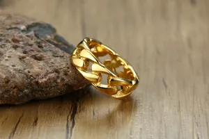 Vue détaillée d'une bague à maillons cubains dorés pour hommes, finition polie.