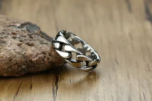 Vue détaillée d'une bague à maillons cubains en argent sur fond de pierre naturelle
