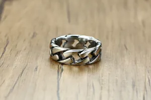 Vue détaillée d'une bague à maillons gourmette en acier titane argenté pour homme