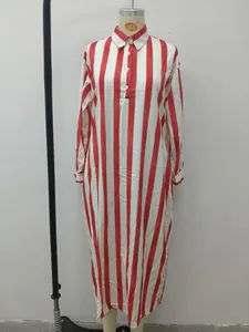 Langärmliges Hemdkleid mit rot-weißen vertikalen Streifen auf einer Schaufensterpuppe