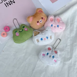 Detailansicht bunter Plüschtier-Broschen mit Hasen-, Bären- und Froschmotiven heute.