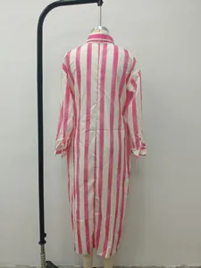 Detaillierte Rückansicht des pink-weiß gestreiften langen Hemdkleides auf Mannequin