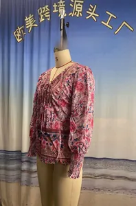 Détail d'une chemise à imprimé floral bohème avec col en V et lacets pour l'été