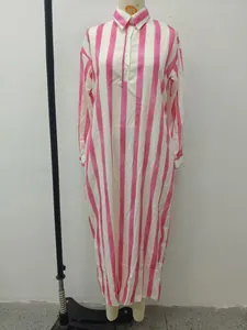 Vorderansicht eines rosa-weiß gestreiften langärmeligen Hemdkleides auf einer Puppe.