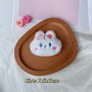 Nahaufnahme einer weichen weißen Plüsch-Hasen-Brosche mit einer Größe von 7,5x6 cm Holz.