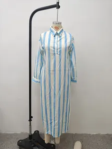 Blau-weiß gestreiftes Langarm-Hemdkleid auf einer weißen Schneiderpuppe.