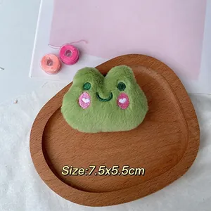 Detailansicht der grünen Plüsch-Frosch-Brosche mit Stickerei, 7.5x5.5cm