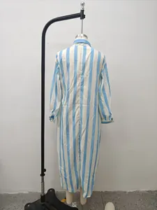 Rückansicht eines locker geschnittenen blau-weiß gestreiften Hemdkleides für Damen.