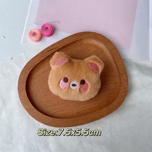 Detailansicht eines Plüschbär-Broschen-Accessoires mit Stickerei für DIY-Projekte