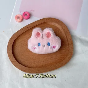 Detaillierte Nahaufnahme einer niedlichen rosa Plüschkaninchen-Brosche, 7,5x6 cm