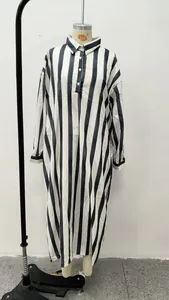 Detailansicht eines langen, locker sitzenden schwarz-weiß gestreiften Hemdkleides.