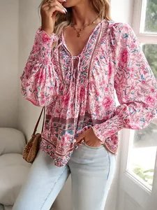 Vue détaillée de la blouse fleurie bohème avec col en V et poignets élastiques