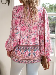 Vue arrière d'une blouse bohème rose à fleurs avec manches longues et poignets élastiqués.