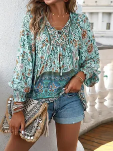 Détail de blouse bohème fleurie avec col en V et poignets élastiqués pour l'été