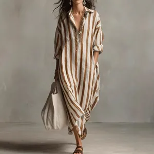 Elegantes, braun-weiß gestreiftes Maxikleid mit lockerem V-Ausschnitt und Ärmeln.
