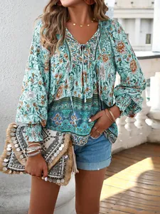Détail d'une blouse bohème à fleurs avec lien au col en V et poignets élastiques