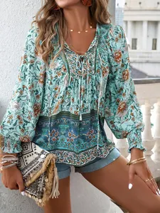 Vue détaillée de la blouse bohème à fleurs pour femme avec col en V et lacets