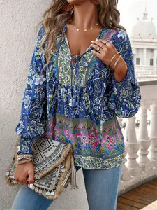 Vue détaillée d'une blouse bohème bleue à imprimé fleuri et col en V à nouer