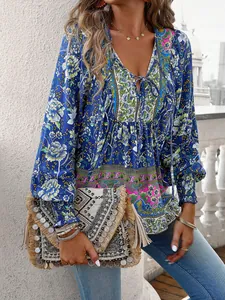 Blouse bohème à imprimé fleuri coloré avec col en V et détails de glands délicats.