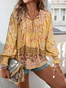 Vue détaillée de l'imprimé floral bohème sur une blouse jaune à manches longues