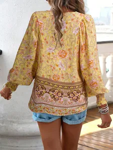 Détail du dos d'une blouse à manches longues fleurie bohème jaune pour femme