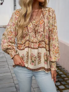 Détail d'une blouse bohème à imprimé fleuri avec col en V et manches longues