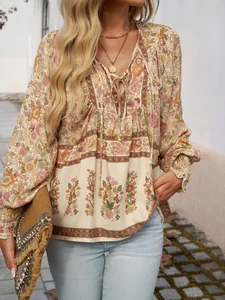 Détail d'une élégante blouse bohème à fleurs avec col en V et lien de serrage