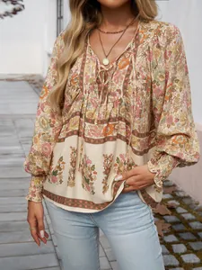 Détail de la blouse bohème à fleurs à col en V et manches longues pour femme