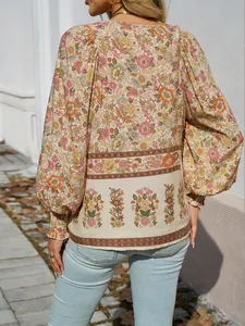 Vue arrière d'une blouse bohème à fleurs avec des manches lanternes et motifs.