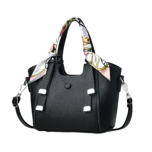 Elegante schwarze Handtasche aus Narbenleder mit dekorativem Seidenschal und Riemen