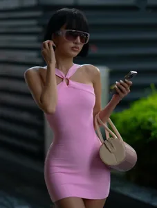 Dettaglio di un miniabito bandage rosa con scollo all'americana e vestibilità aderente