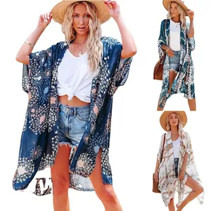 Kimono de plage imprimé en mousseline montrant divers motifs et options de style
