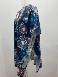 Détail de la vue latérale d'un cache-maillot bleu à imprimé floral pour femme.