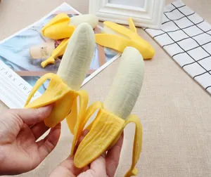 Detailansicht eines Schälbananen-Squishy-Spielzeugs zum Stressabbau in der Hand