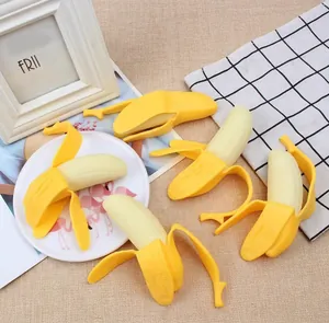 Detailansicht eines realistischen geschälten Bananen-Quetschspielzeugs zum Stressabbau