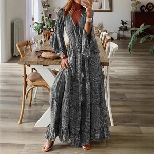 Robe longue bohème à fleurs avec manches cloche et col en V pour les vacances d'été