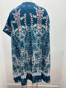 Vue arrière d'un cache-maillot d'été ample et transparent avec motif paisley complexe