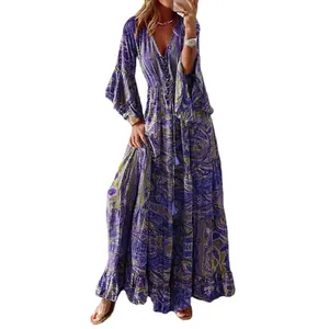 Robe maxi bohème à imprimé paisley violet, manches cloches et col en V pour les vacances.