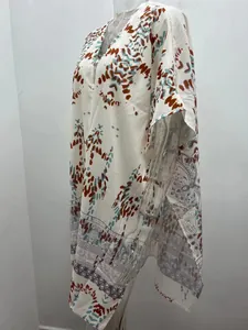 Vue latérale d'un kaftan d'été à fleurs en tissu blanc léger et très respirant