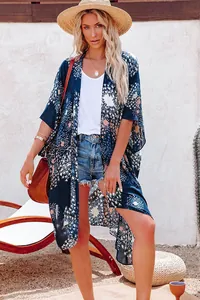 Kimono long imprimé élégant avec motif feu d'artifice dans un décor d'été en plein air