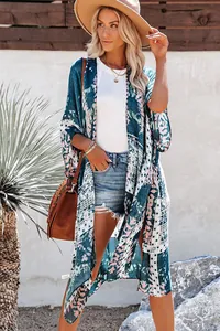 Kimono long à imprimé floral bohème porté avec une tenue d'été décontractée