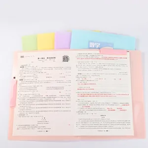 Detailopname van een drievoudig gevouwen examenmap in pastelkleuren