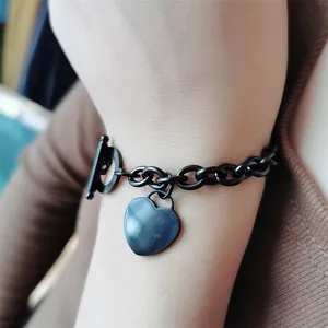 Vue détaillée d'un bracelet à pendentif cœur en acier inoxydable noir avec fermoir OT chic