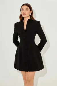 Elegante abito corto nero a maniche lunghe a trapezio con bottoni monopetto e scollo a V.