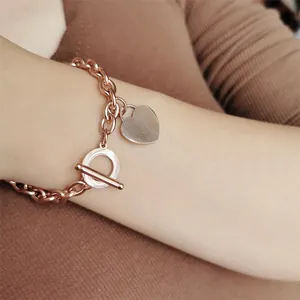 Bracelet élégant à pendentif cœur en or rose avec fermoir en T au design classique